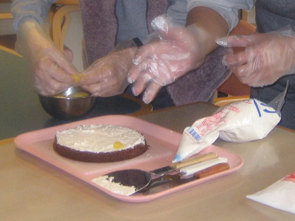 ケーキを作っている画像