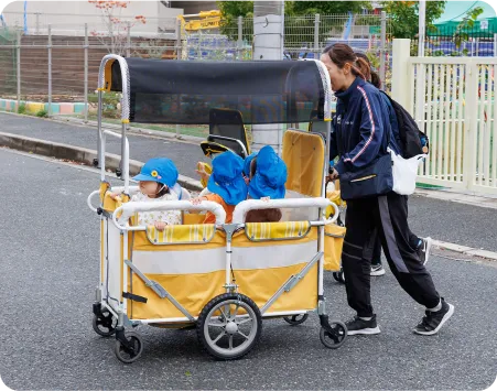 園児がお散歩している画像