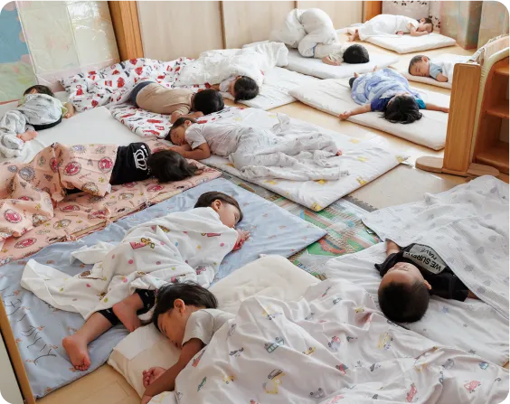 園児がお昼寝している画像