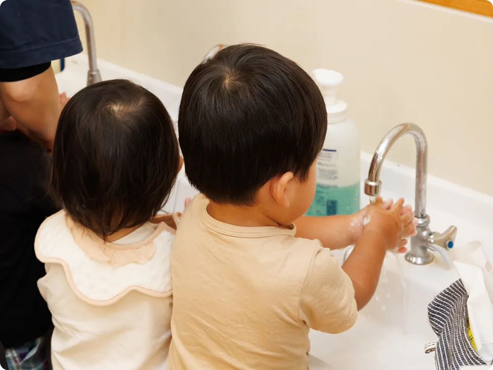 子どもたちが手を洗っている画像