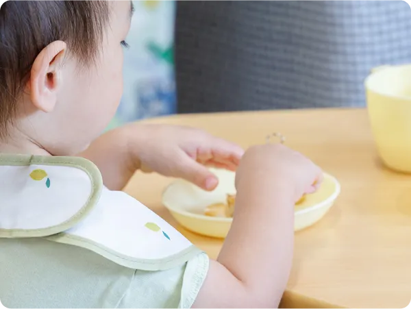 離乳食を食べている画像