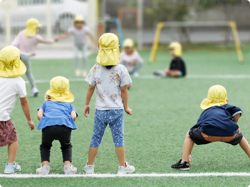 年齢の違う子供たちが一緒に遊んでいる画像