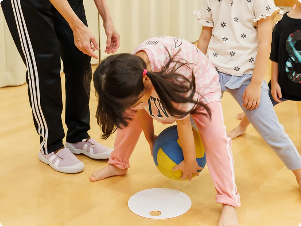 子どもたちがリズム運動している画像
