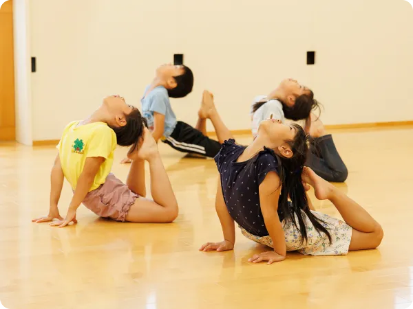 子どもたちがリズム運動している画像2