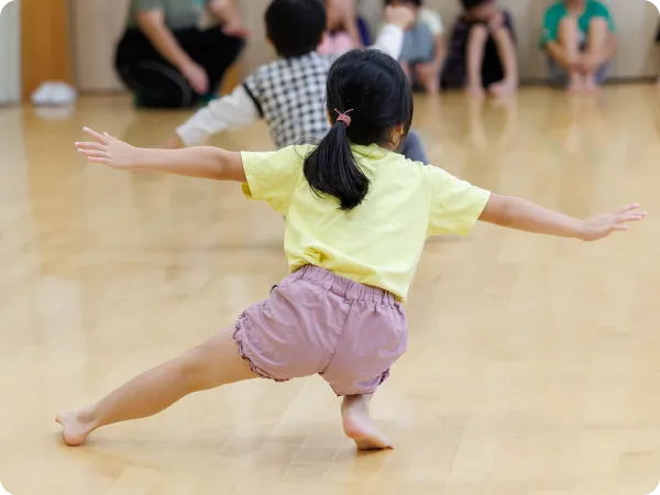 子どもたちがリズム運動している画像3