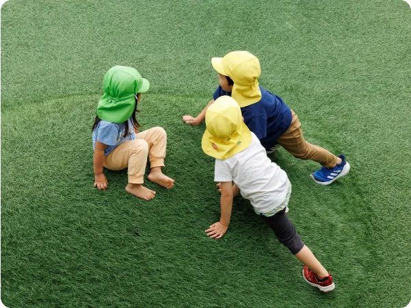 芝生で遊んでいる画像