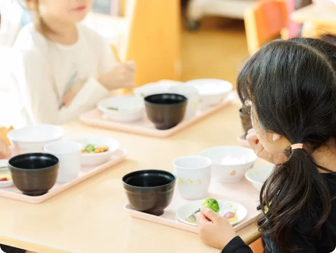 みんなで楽しく給食を食べている画像