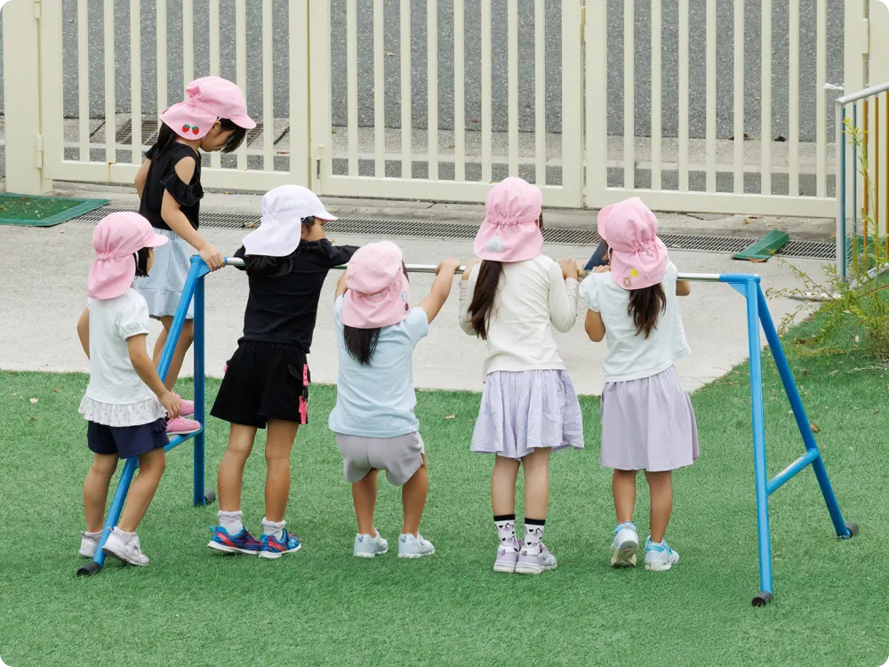 鉄棒で遊ぶ園児たち