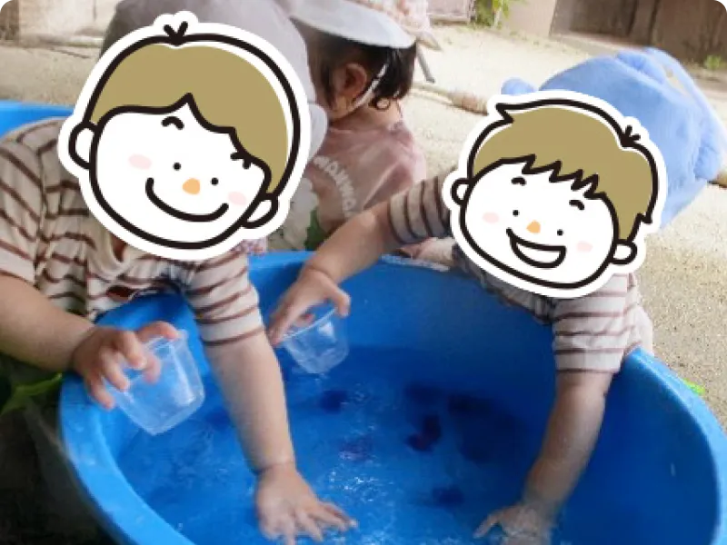 園児が水生生物と遊んでいる画像