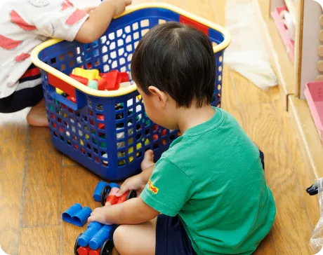 園児がおもちゃで遊んでいる画像