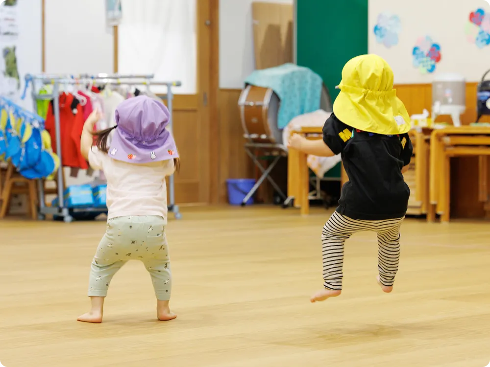 子どもたちがリズム運動している画像