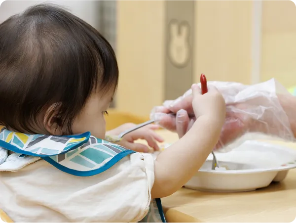 離乳食を食べている画像