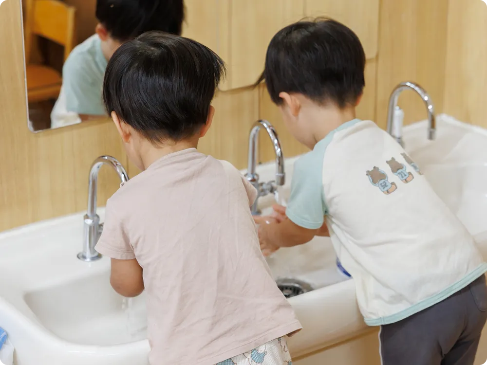 子どもが手を洗っている画像