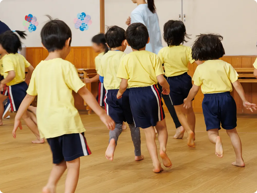 子どもたちがリズム運動している画像