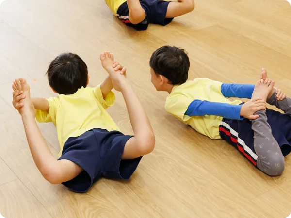 子どもたちがリズム運動している画像2
