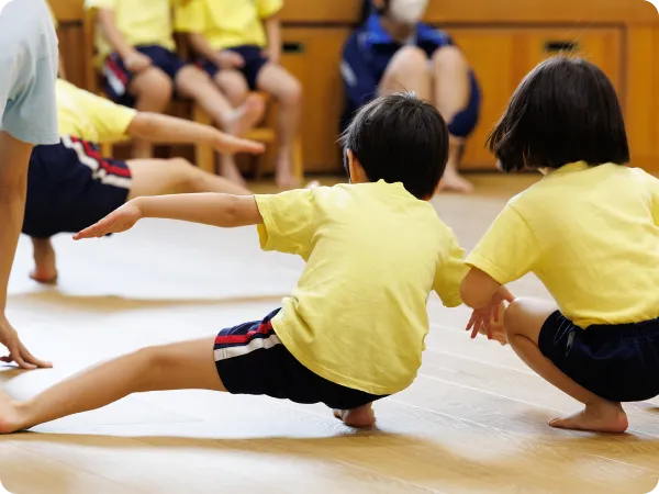 子どもたちがリズム運動している画像3