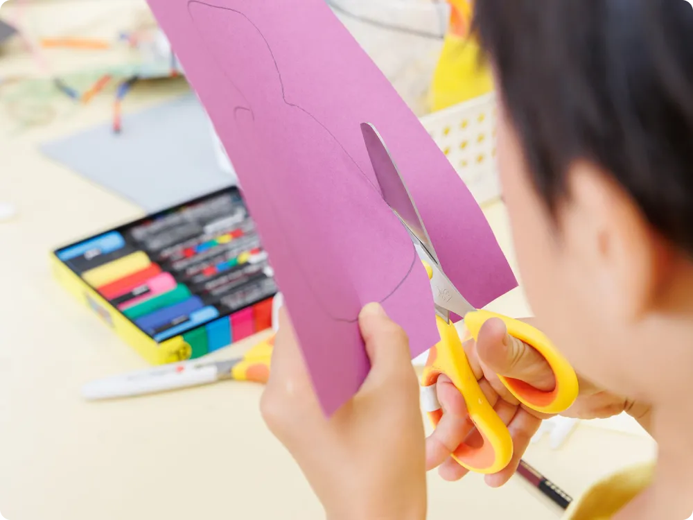 お絵描きや工作をしている画像