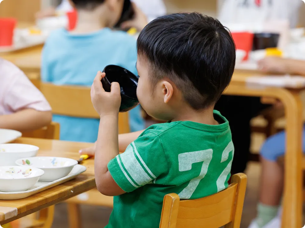 給食を食べている園児の画像
