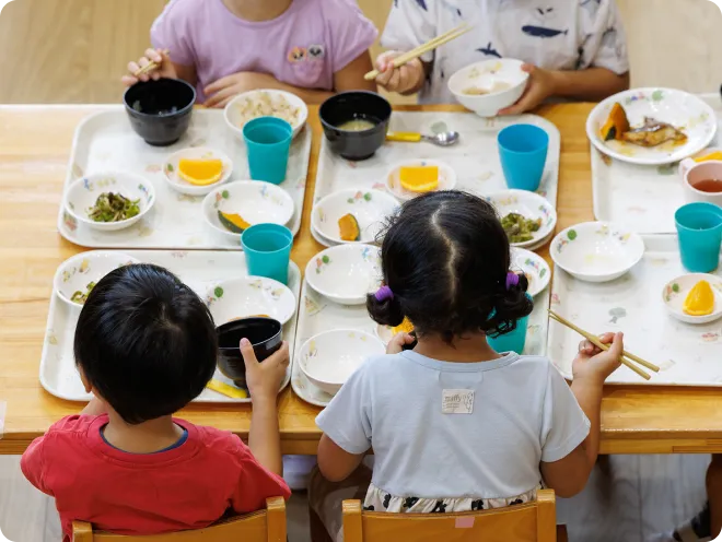 みんなで楽しく給食を食べている画像