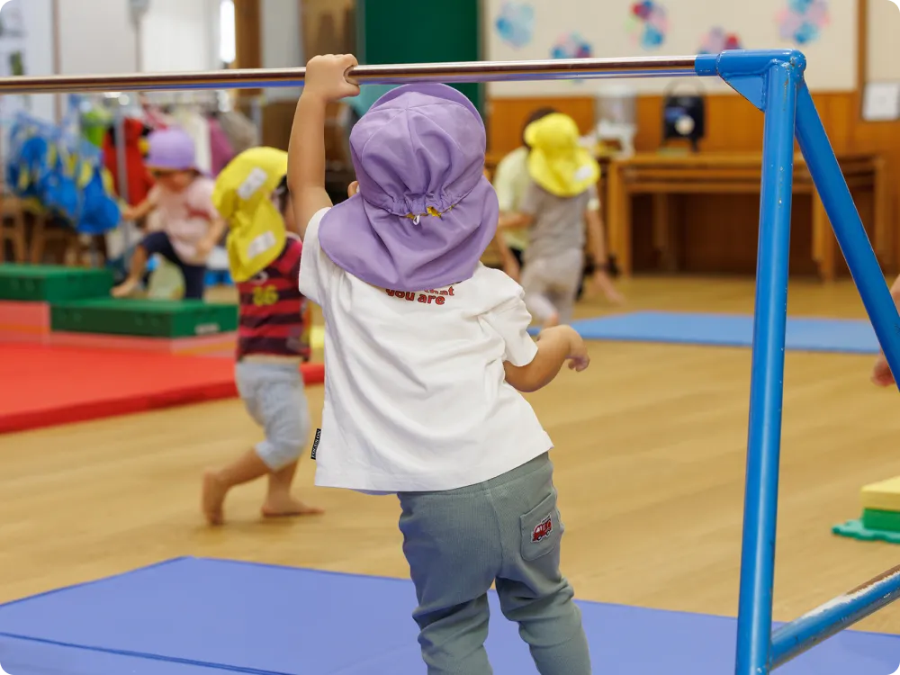 鉄棒で遊ぶ男の子