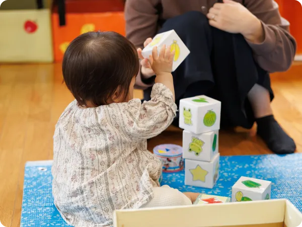 赤ちゃんが積み木で遊んでいる画像