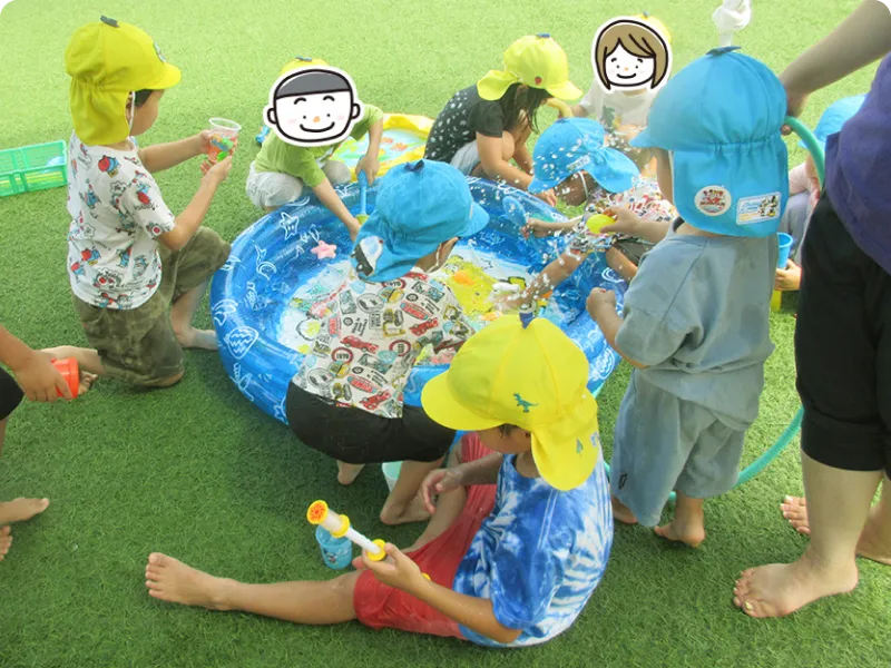 園児が水生生物と遊んでいる画像