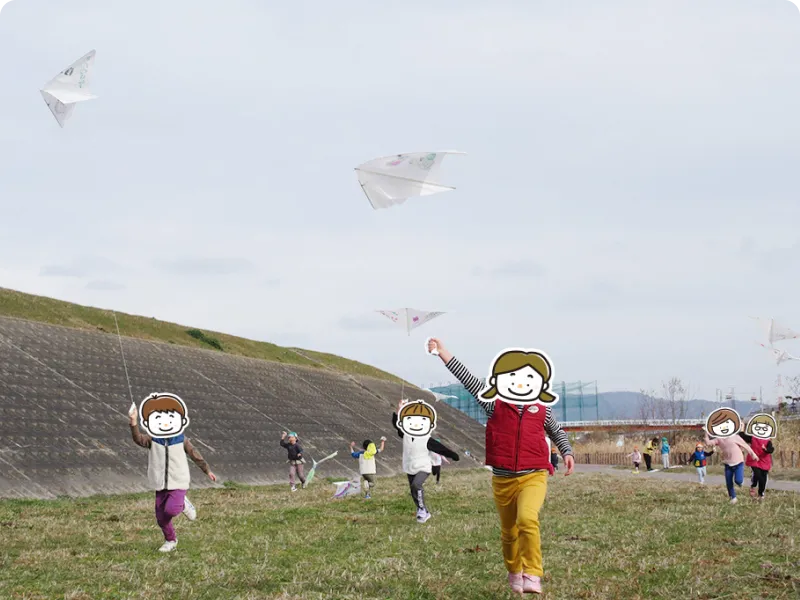 園児が青いブルーシートを敷いている画像