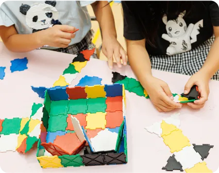 おもちゃで遊んでいる画像