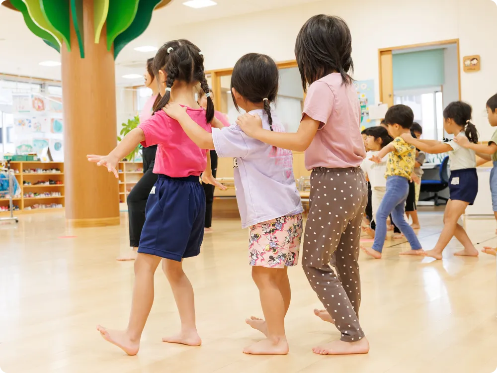子どもたちが手を洗っている画像