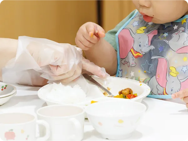 離乳食を食べている画像