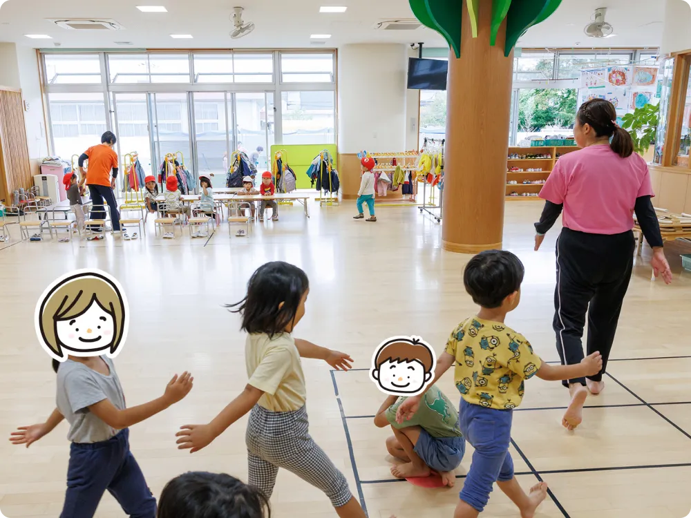 子どもたちがリズム運動している画像