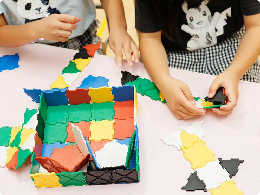 ブロックで遊んでいる画像