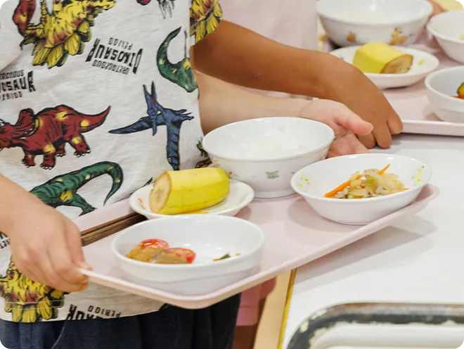 給食を配膳している画像
