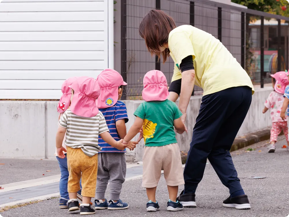 園児がお散歩している画像