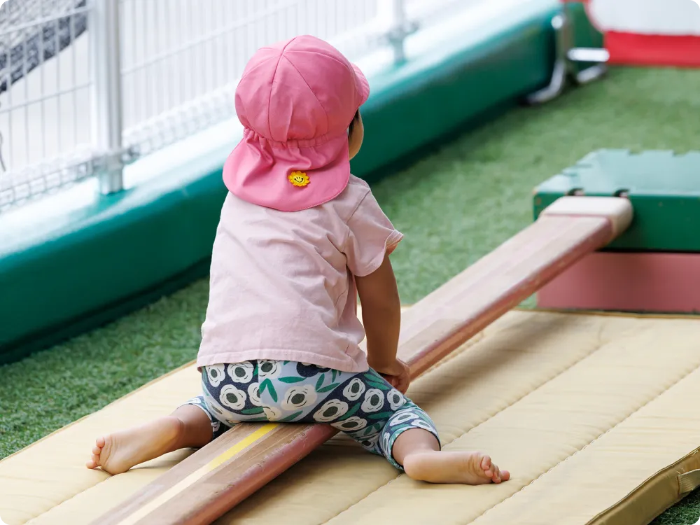 遊具で遊ぶ園児の画像